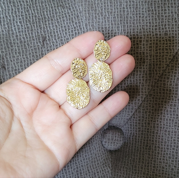 Atterri🛬 Texured Gold💛 Plated Earrings - Picture 4 of 14